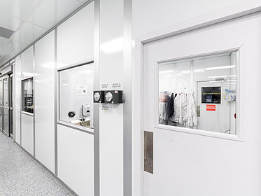 iso cleanroom with gowning area